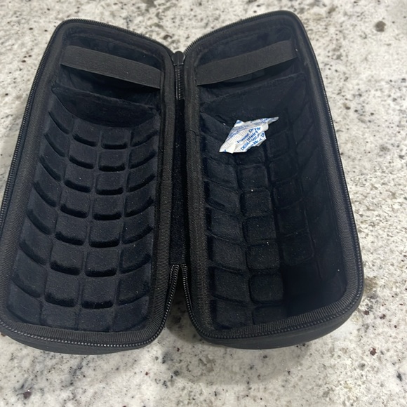 Ultimate ears boom (small) generation 3. With case and charger - Picture 5 of 5